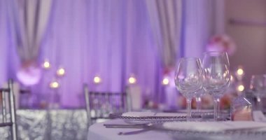 Düğün yemeği için dekore edilmiş lüks masa.