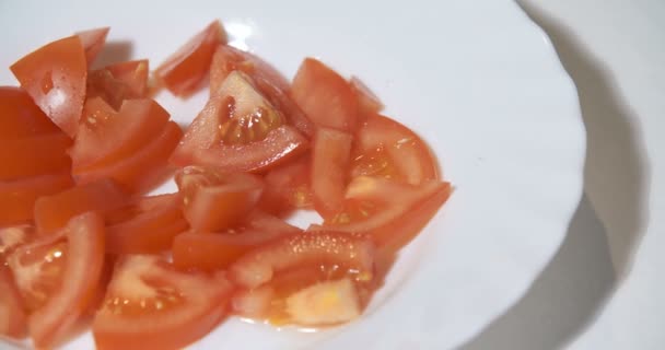 烹调-在厨房盘子里切碎的番茄 — 图库视频影像