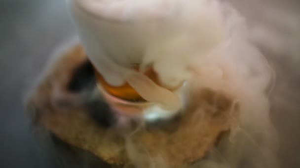 Barmen içki hazırlarken Bardakta Kuru Buz — Stok video