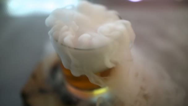 Suchý led ve skle Zatímco barman připravuje nápoj — Stock video