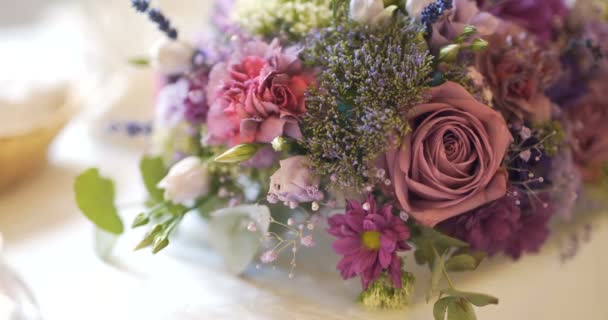 Decorated table for a wedding dinner with flowers — Stock Video