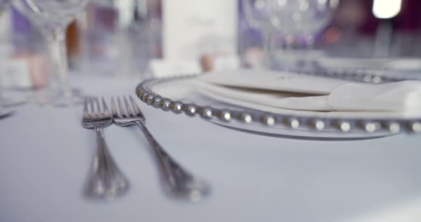 Mesa decorada de luxo para o jantar de casamento — Vídeo de Stock