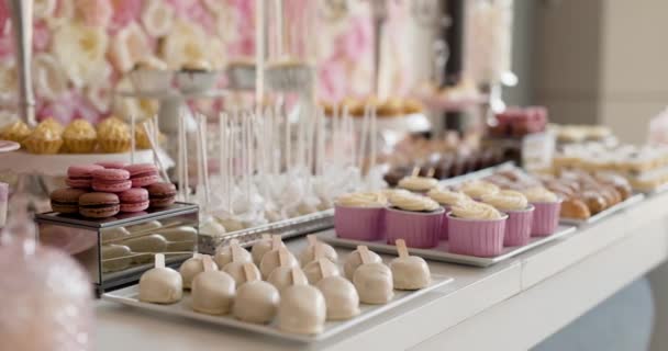 Linda barra de caramelo con varios pasteles y dulces. Candybar de boda. — Vídeos de Stock