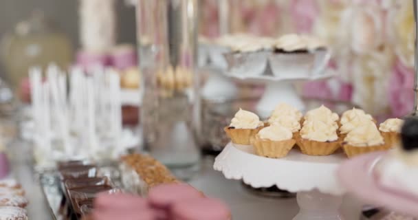 Barra de doces bonito com vários bolos e doces. Casamento Candybar. — Vídeo de Stock