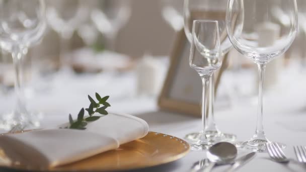 Tisch für Hochzeitsessen dekoriert — Stockvideo