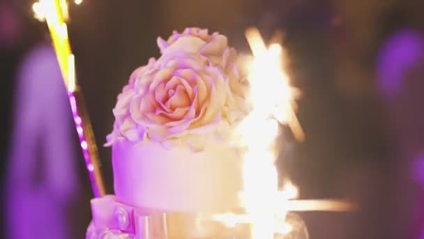 Primer plano de pastel de boda en recepción — Vídeos de Stock