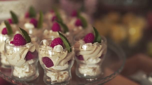 Perto de doces e bolos na mesa na recepção do casamento — Vídeo de Stock