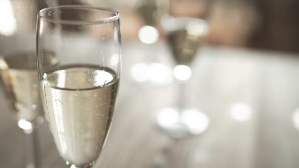 Champagner in Gläser gießen Hochzeitsempfang — Stockvideo