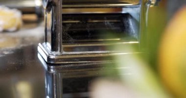 Aşçı mutfakta makarna hazırlar.