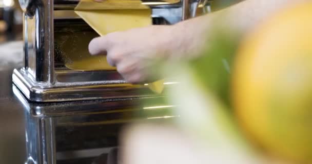 Cuoco prepara la pasta in cucina — Video Stock