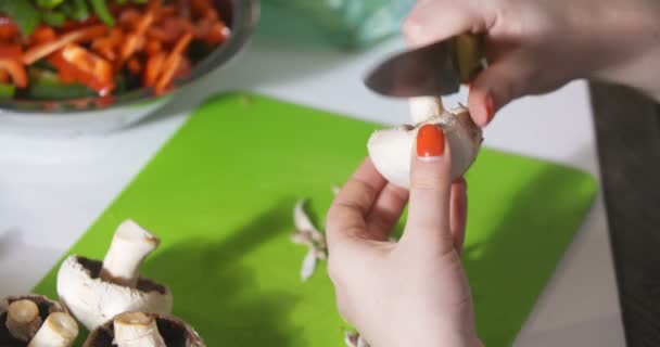 Czyszczenie grzybów nożem kuchennym — Wideo stockowe