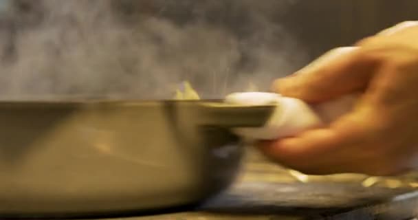 El cocinero cocina los mejillones en la cacerola — Vídeos de Stock