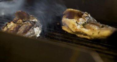 Mutfakta ızgara balık pişir.