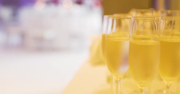 Шампанское налито в бокалы на ресепшене — стоковое видео