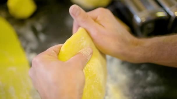 Šéfkuchař hnětl těsto ve svých rukou — Stock video