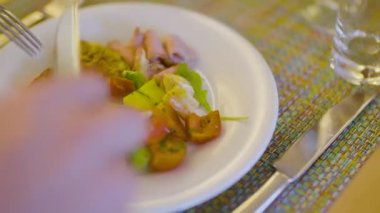 Gurme lokantada yemek hazırlar.