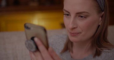 Cep telefonunda İnternet İzleyen Kadın