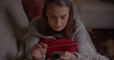 Cep telefonunda İnternet İzleyen Kadın