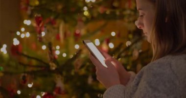 Cep telefonunda İnternet İzleyen Kadın