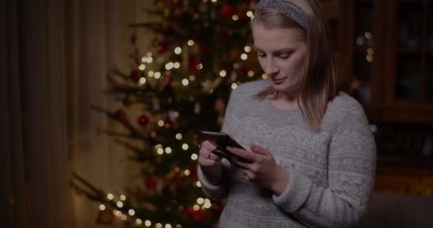 Mulher jovem navegando na Internet em Smartphone em casa — Vídeo de Stock