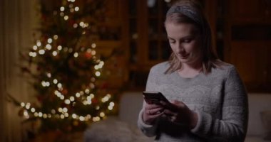 Cep telefonunda İnternet İzleyen Kadın