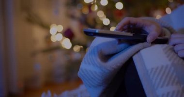 Evde televizyon izleyen bir kadın.