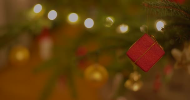 Primer plano del fondo navideño Árbol de Navidad decorado — Vídeo de stock