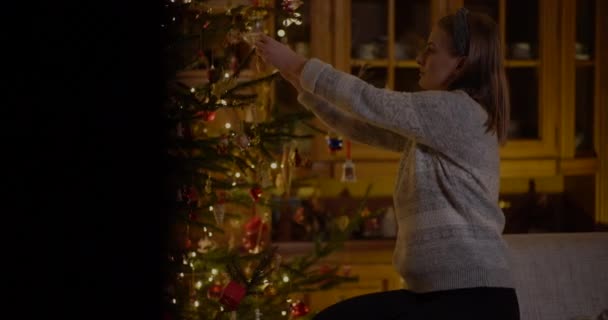 Mulher Decoração Árvore de Natal em casa — Vídeo de Stock
