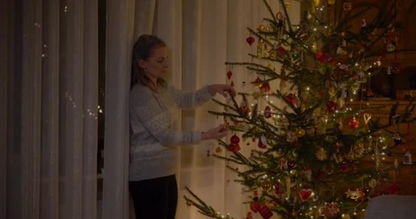 Mulher Decoração Árvore de Natal em casa — Vídeo de Stock