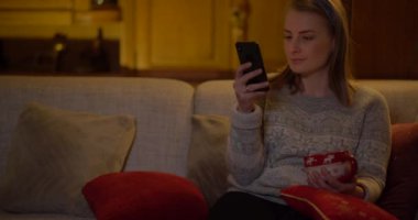 Akşam Cep Telefonu 'nda İnternet İzleyen Kadın