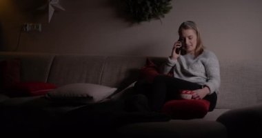 Akşam Oturma Odasında Cep Telefonu 'nda Konuşan Kadın