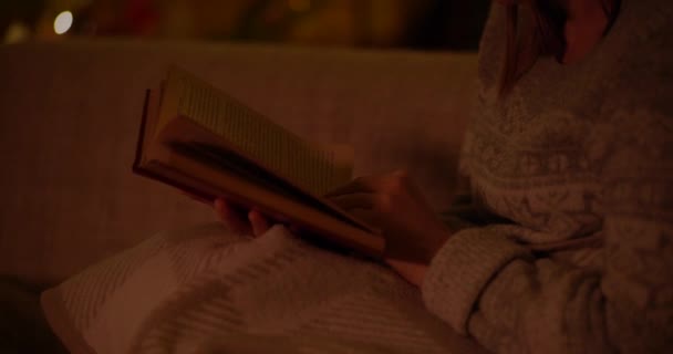 Mulher lendo livro deitado no sofá na sala de estar — Vídeo de Stock
