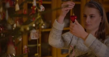 Kadın Noel Ağacı 'nı mücevherlerle süslüyor..