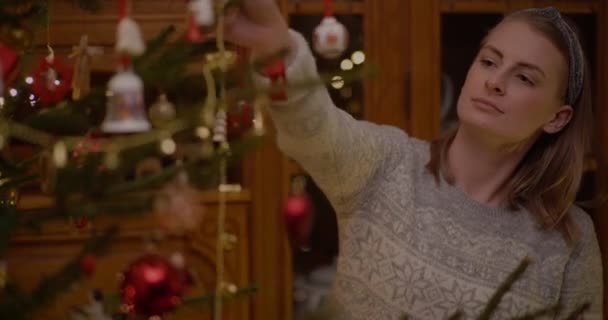 Mulher Decoração Árvore de Natal em casa — Vídeo de Stock