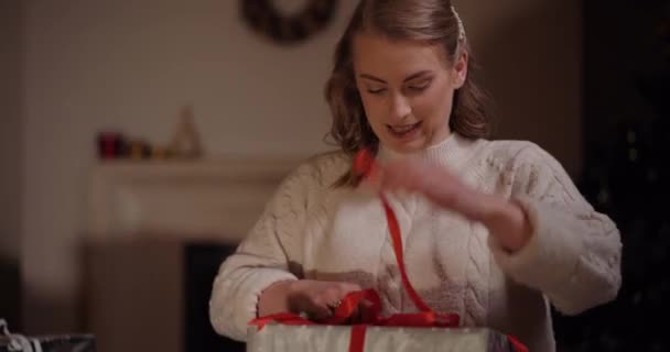 Žena vybalování dárek na Vánoce — Stock video