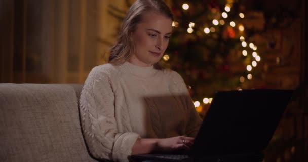 Γυναίκα κάνει online εργασία κατά τη διάρκεια των διακοπών των Χριστουγέννων στο σπίτι. — Αρχείο Βίντεο