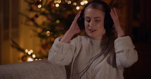 ผู้หญิงฟังเพลงในหูฟัง — วีดีโอสต็อก