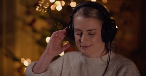 Mulher ouvindo música em fones de ouvido — Vídeo de Stock