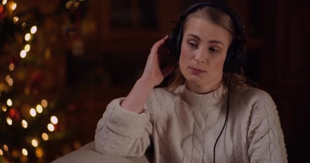 Mulher ouvindo música em fones de ouvido — Vídeo de Stock