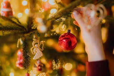 Kadınlar Noel Ağacı 'nı Noel tatilleri için süslüyor. Xmas Arkaplanı.