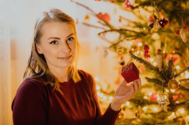 Kadınlar Noel Ağacı 'nı Noel tatilleri için süslüyor. Xmas Arkaplanı.