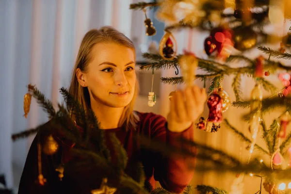 Mulher Decora Árvore de Natal para Feriados de Inverno. Xmas fundo. — Fotografia de Stock