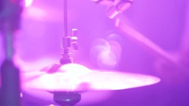Rock konserinde davul çalan müzisyen