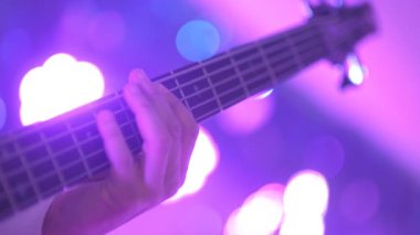 Gitarist konserde elektro gitar çalıyor.