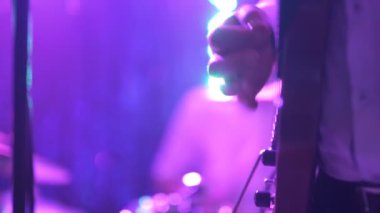 Gitarist konserde elektro gitar çalıyor.