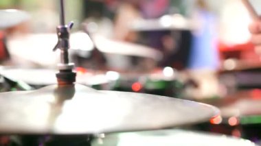 Rock konserinde davul çalan müzisyen