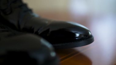 Siyah zarif ayakkabılar.