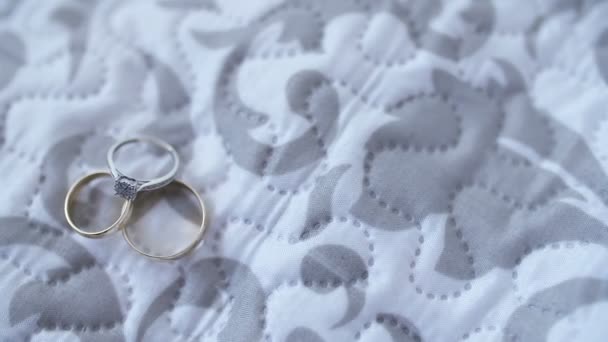 Свадебные кольца в украшенной коробке 4K — стоковое видео