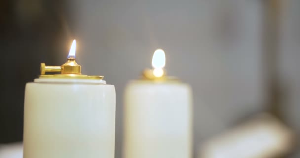 Poucas velas de lit na igreja — Vídeo de Stock