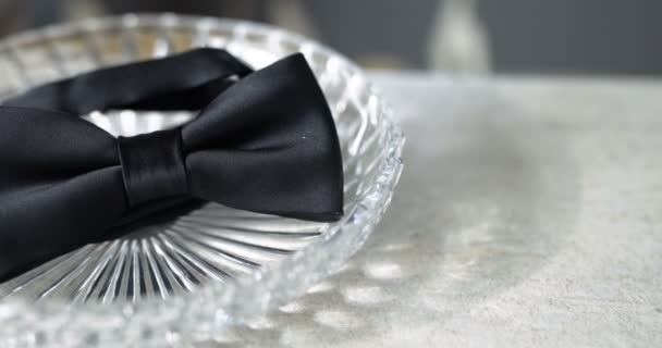 テーブルの上の黒い蝶ネクタイ。ファッションの背景. — ストック動画